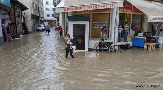 Ordu’da yağmur etkili oldu, caddeler göle döndü