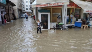 Ordu’da yağmur etkili oldu, caddeler göle döndü