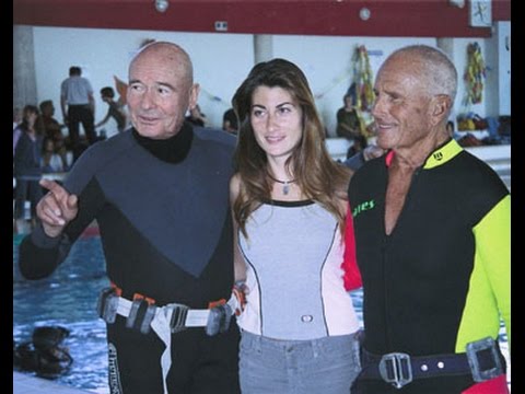 Ünlü İtalyan dalgıç Enzo Mayorka, kızı Rossana ile Syracuse yakınlarında denize daldı
