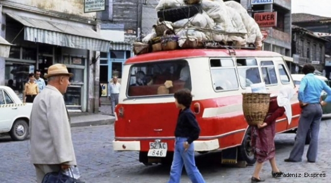 70 li yıllarda bir köy minibüsü bagajı filan hıncahınç dolmuş