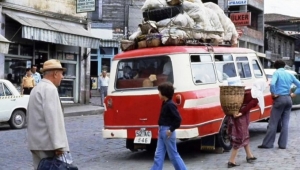 70 li yıllarda bir köy minibüsü bagajı filan hıncahınç dolmuş