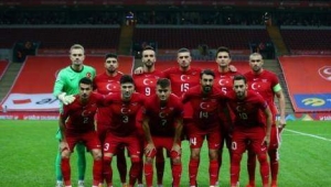 Futbol dünyasındaki girift ilişkiler ülkemizin milli takım konusunda bile bir bütün olmasını engelliyor