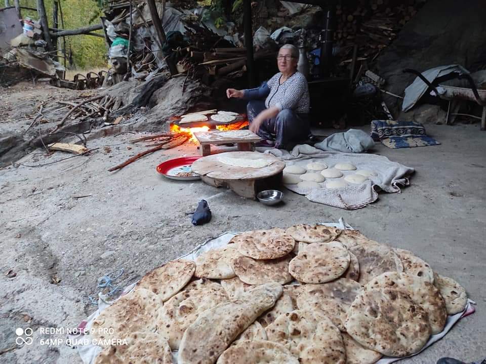 Tokat/Niksar'da köyde yaşayan vatandaşlar, kendi ürettikleri buğdayları una çevirerek fırın ve saç ekmeği yapıyorlar