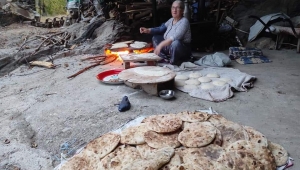 Tokat/Niksar'da köyde yaşayan vatandaşlar, kendi ürettikleri buğdayları una çevirerek fırın ve saç ekmeği yapıyorlar