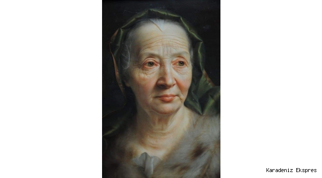 YEŞİL EŞARPLI YAŞLI KADIN