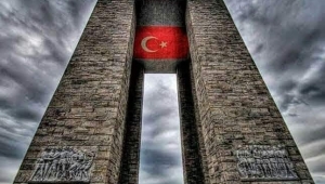 Çanakkale Şehitler abidesine bakın. Ona bakınca Zeki Müren'i de görürsünüz