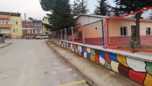 Niksar'da Okul müdürü okulun bahçe çitlerini boyadı!