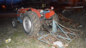 Niksar'da yaşlı adam traktörüne tırmık takmak isterken canından oldu