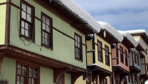 Tarihi Bartın evlerinde kar güzelliği