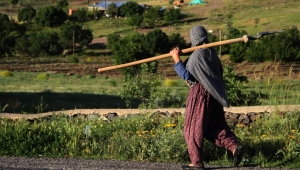 YOLUN SONU GÖRÜNÜYOR TÜRKÜSÜNÜN HİKAYESİ