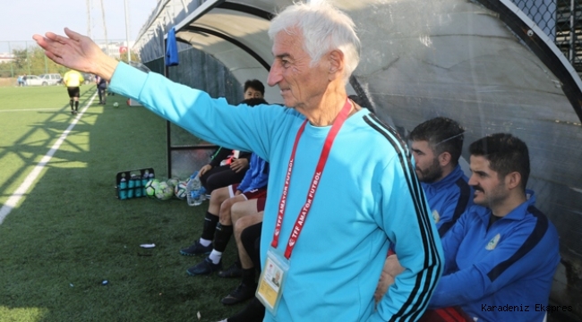 Esnafspor'un 83 yaşındaki antrenöründen 2 yıllık yeni sözleşme