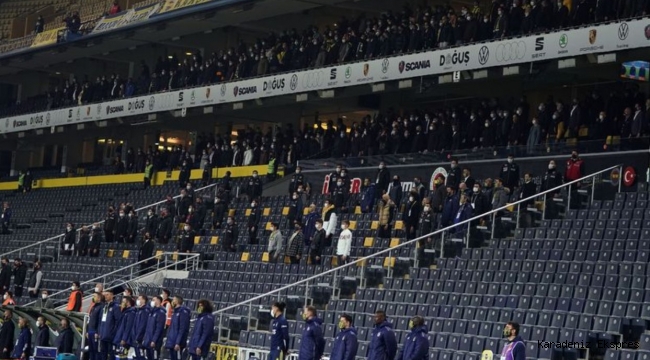 Trabzonspor Kulübü, Fenerbahçe maçında sağlık çalışanlarının stadyumda maçı izleyebilmesi için başvuruda bulundu. Federasyon bu talebi reddetti 