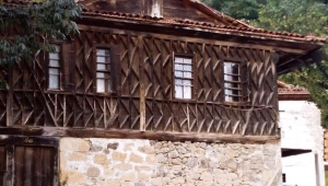 Bölgeye uyumlu yapı, bir asırı devirmiş...