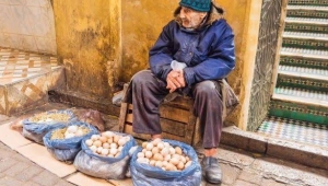 Neden biz ihtiyacı olmayan insanlara karşı cömert olduk?