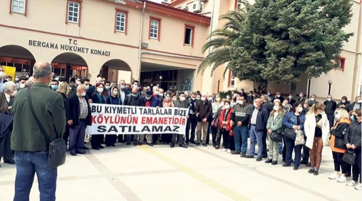 Bergama'da köylülerin tarla zaferi