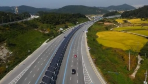 Güney Kore'nin Seoul şehrinde otoyolların ortası güneş panelleri ile kaplı