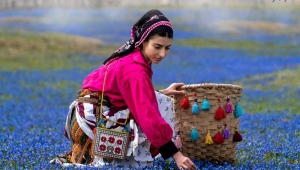 Bir adam çok sevdiği bir kadına şiirler yazıyordu