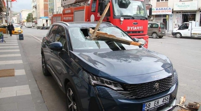 Suşehri'nde rüzgar nedeniyle çatılardan düşen parçalar araçlara zarar verdi 