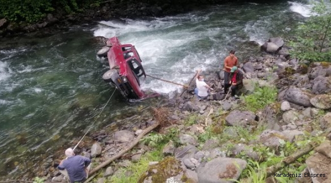 Rize'de kamyonetin dereye düşmesi sonucu 2 kişi yaralandı