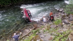 Rize'de kamyonetin dereye düşmesi sonucu 2 kişi yaralandı