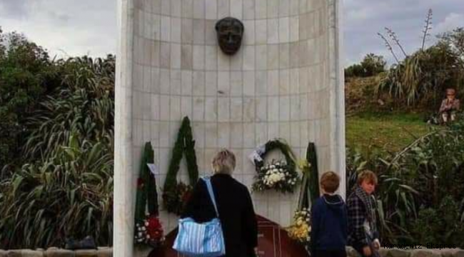 İrlanda’nın Meclis binasının girişindeki Atatürk’e minnet anıtının sırrı !