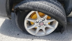 Lastiklerden biri patladığında otomobili savrulmadan durdurmak