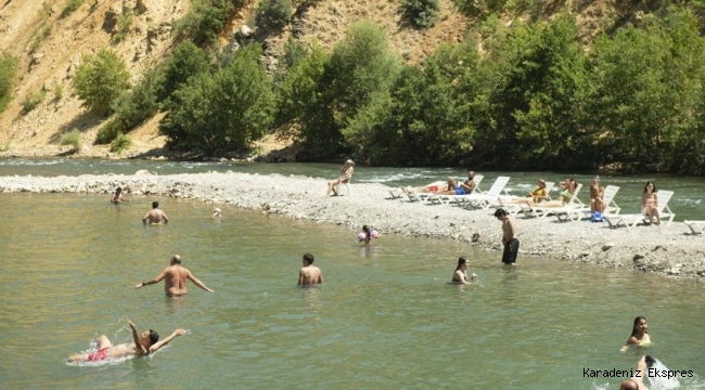 Tuncelililer işte bu doğal plajlarda serinliyor