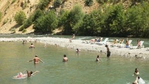 Tuncelililer işte bu doğal plajlarda serinliyor