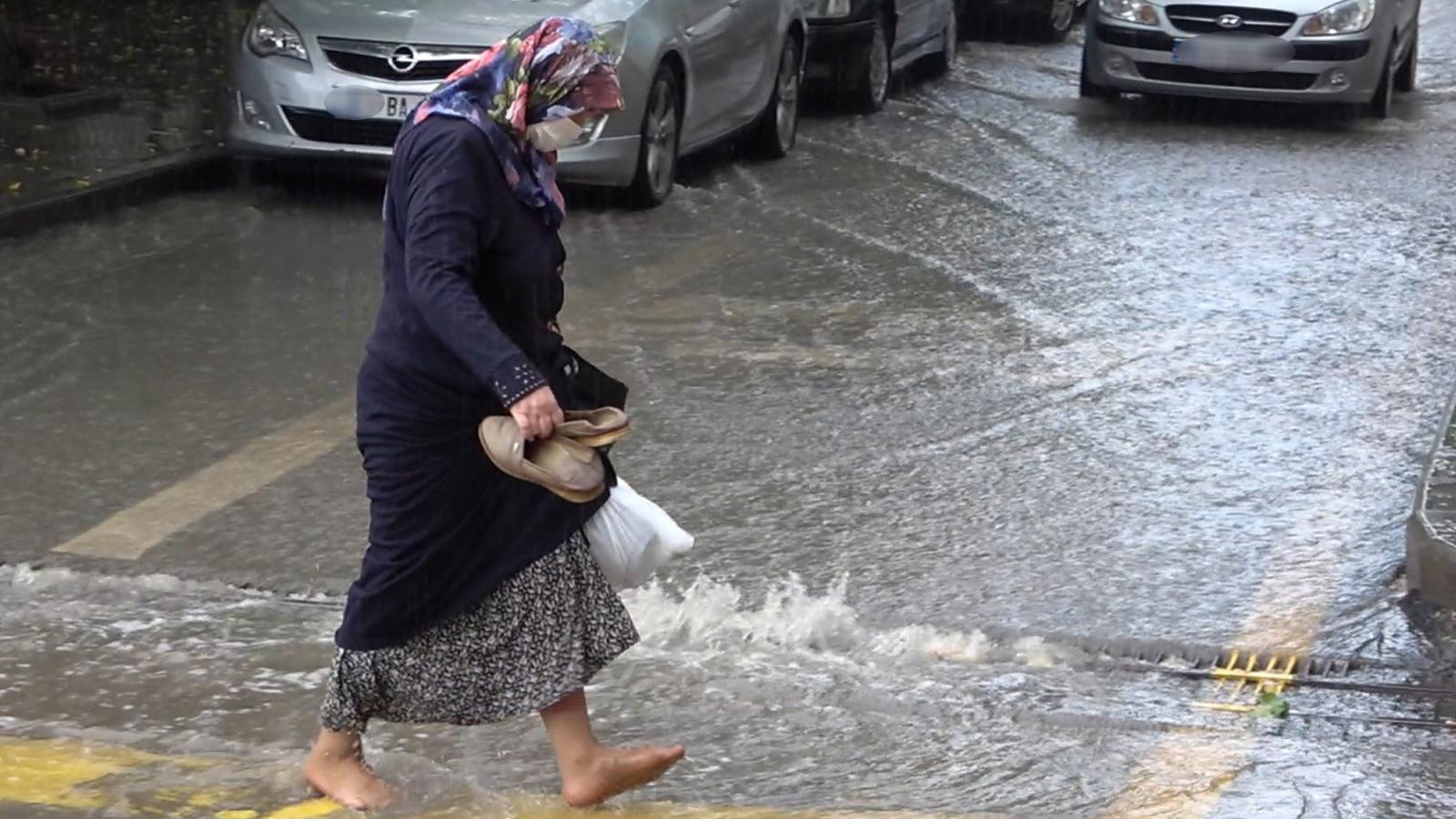 Çok sayıda ilde yağış bekleniyor! Meteteoroloji'den sel uyarısı geldi...