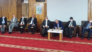 Protokol ilçenin sorunlarını görüşmek için mihrapta toplandı