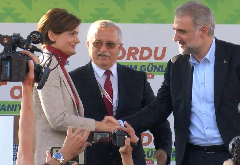 İSTANBUL'DA DİKKAT ÇEKEN GÖRÜNTÜ OSMAN NURİ KABAKTEPE İLE CANAN KAFTANCIOĞLU EL SIKIŞTI