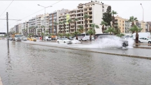 İZMİR'DE ETKİLİ OLAN FIRTINA NEDENİYLE, KARŞIYAKA'DA DENİZ TAŞTI