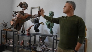 KARADENİZ KIYISINDAN TOPLADIĞI AĞAÇ PARÇALARINI SANAT ESERİNE DÖNÜŞTÜRÜYOR