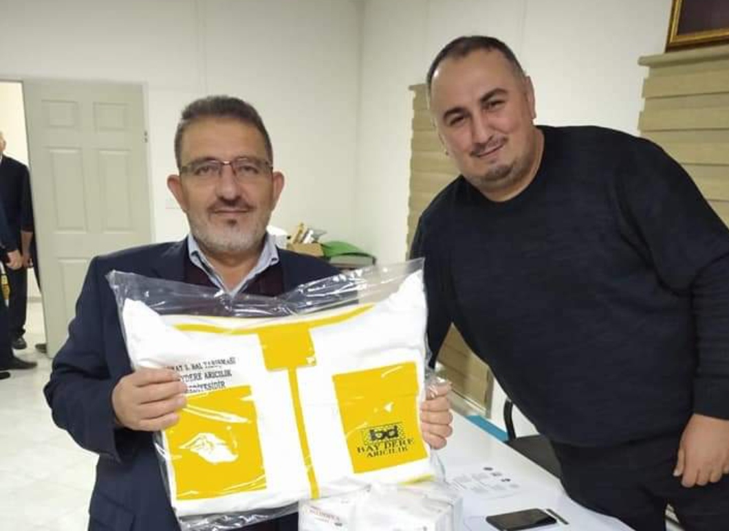NİKSAR'DA ŞEKERSİZ BAL ÜRETEN ÜRETİCİYE ÖDÜL..