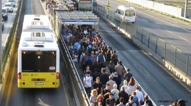 Aracına akaryakıt alamayan vatandaşlar toplu taşımaya yöneldi...