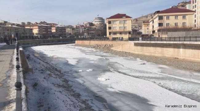 Bayburt'ta nehir ve çeşmeler buz tuttu