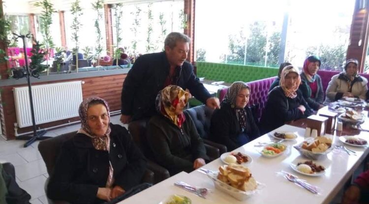 Kıranyağmur lu hanımlar Muhtar Salih Aktaş 'ın verdiği yemekte bir araya geldi