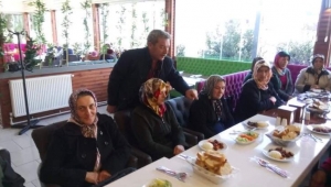 Kıranyağmur lu hanımlar Muhtar Salih Aktaş 'ın verdiği yemekte bir araya geldi 