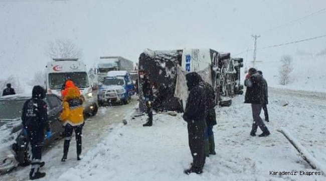 TOKAT’TA YOLCU OTOBÜSÜ DEVRİLDİ 1 ÖLÜ