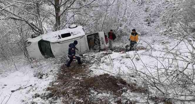 HAFİF TİCARİ ARAÇ UÇURUMA YUVARLANDI, YARALILAR GÜÇLÜKLE KURTARILDI 