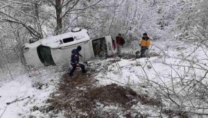 HAFİF TİCARİ ARAÇ UÇURUMA YUVARLANDI, YARALILAR GÜÇLÜKLE KURTARILDI 