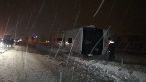 Tokat-Turhalda Şehirlerarası otobüs kaza yaptı, yaralılar var 