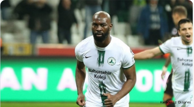 Giresunspor forması giyen Souleymane Doukara, Antalyasporlu taraftarlarla beraber galibiyet kutlaması yaptı