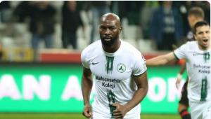 Giresunspor forması giyen Souleymane Doukara, Antalyasporlu taraftarlarla beraber galibiyet kutlaması yaptı