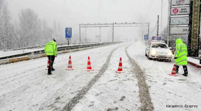 Tokat-Sivas kara yolu yoğun kar yağışı nedeni ile ulaşıma kapatıldı