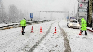 Tokat-Sivas kara yolu yoğun kar yağışı nedeni ile ulaşıma kapatıldı
