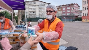 ALTINORDU BELEDİYESİ’NDEN İFTAR SOFRALARINA GÜNLÜK 10.000 SICAK YEMEK İKRAMI 