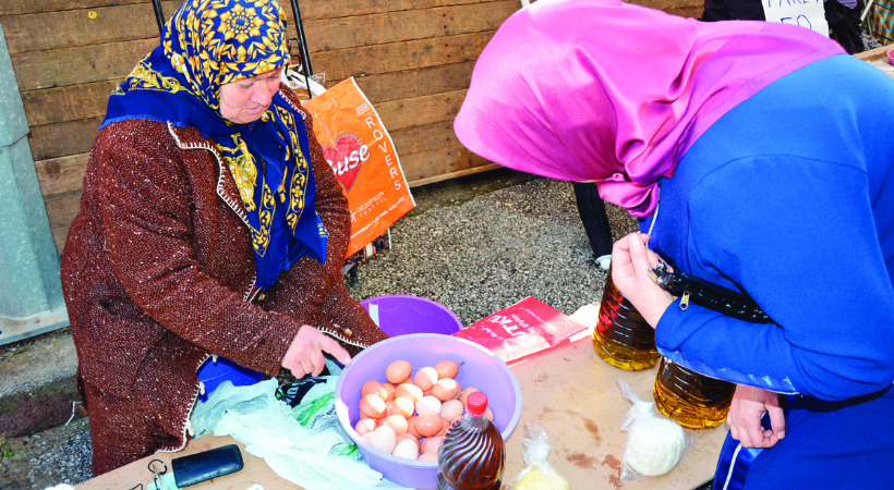 “Kıyıda köşede birşeyler satan insanlar gördüğünüzde alış veriş yapın. Çünkü onların ki ticaret değil, hayata tutunma çabasıdır.”