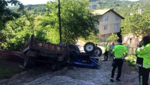 Devrilen traktörün altında kalan sürücü hayatını kaybetti