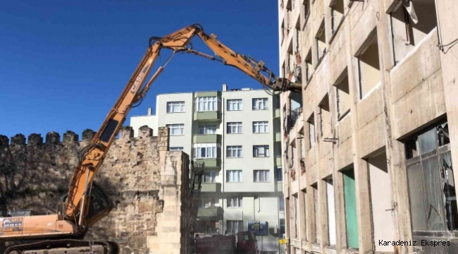 Sinop’taki Meydan Projesi’nde Son İş Hanının da Yıkımına Başlandı